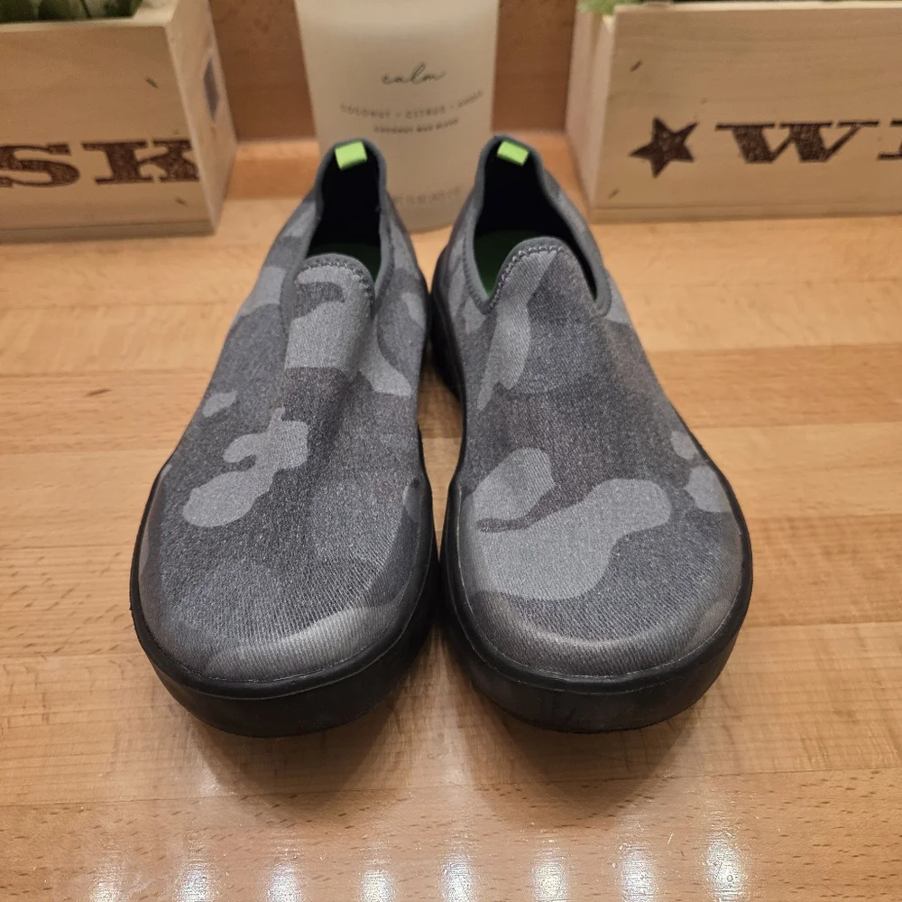 OOFOS OOmg eeZee Low Recovery Shoes Gray Camouflage Womens Size 6